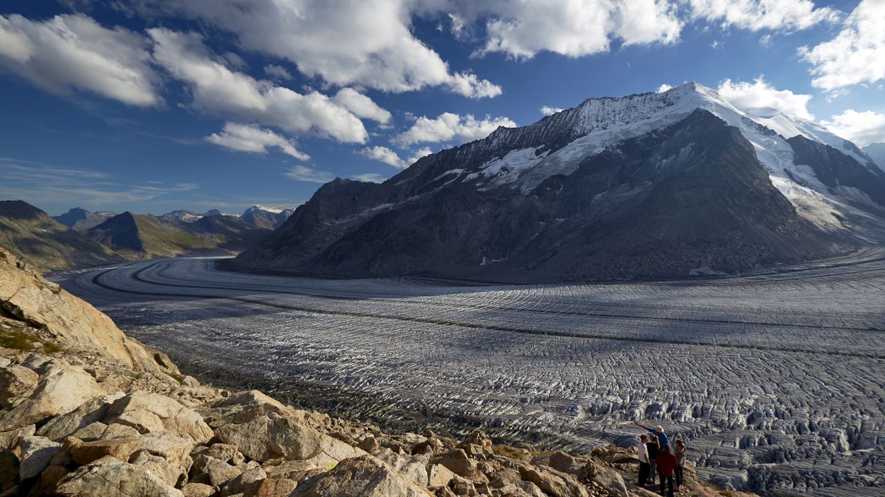Les glaciers, (ici Aletsch), diminuent d'année en année à cause du réchauffement climatique. [Denis Balibouse - Keystone]