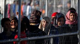 Des personnes migrantes dans un camp de réfugiés à Idomeni en Grèce près de la frontière avec la Macédoine. [Darko Vojinovic - Keystone]