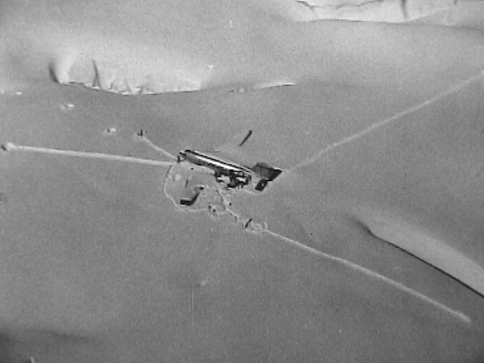 L'avion Dakota C-53 américain abîmé sur le glacier du Gauli. [RTS]