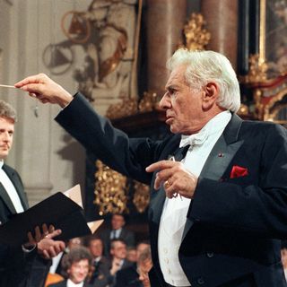 Leonard Bernstein dirige une interprétation de Mozart en Allemagne en 1990.  [CLAUS FELIX - DPA/AFP]