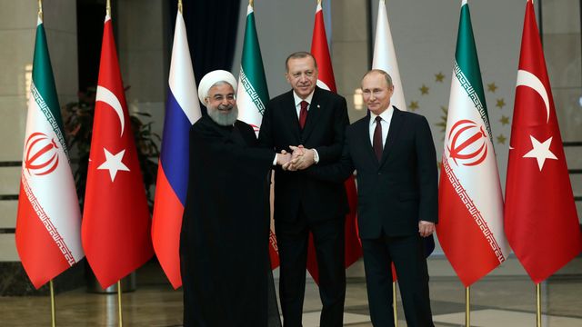 Une rencontre tripartite a lieu entre les chefs d'Etat iranien, turc et russe pour décider d'une possible intervention sur le fief rebelle d'Idleb en Syrie. [Tolga Bozoglu - Keystone]