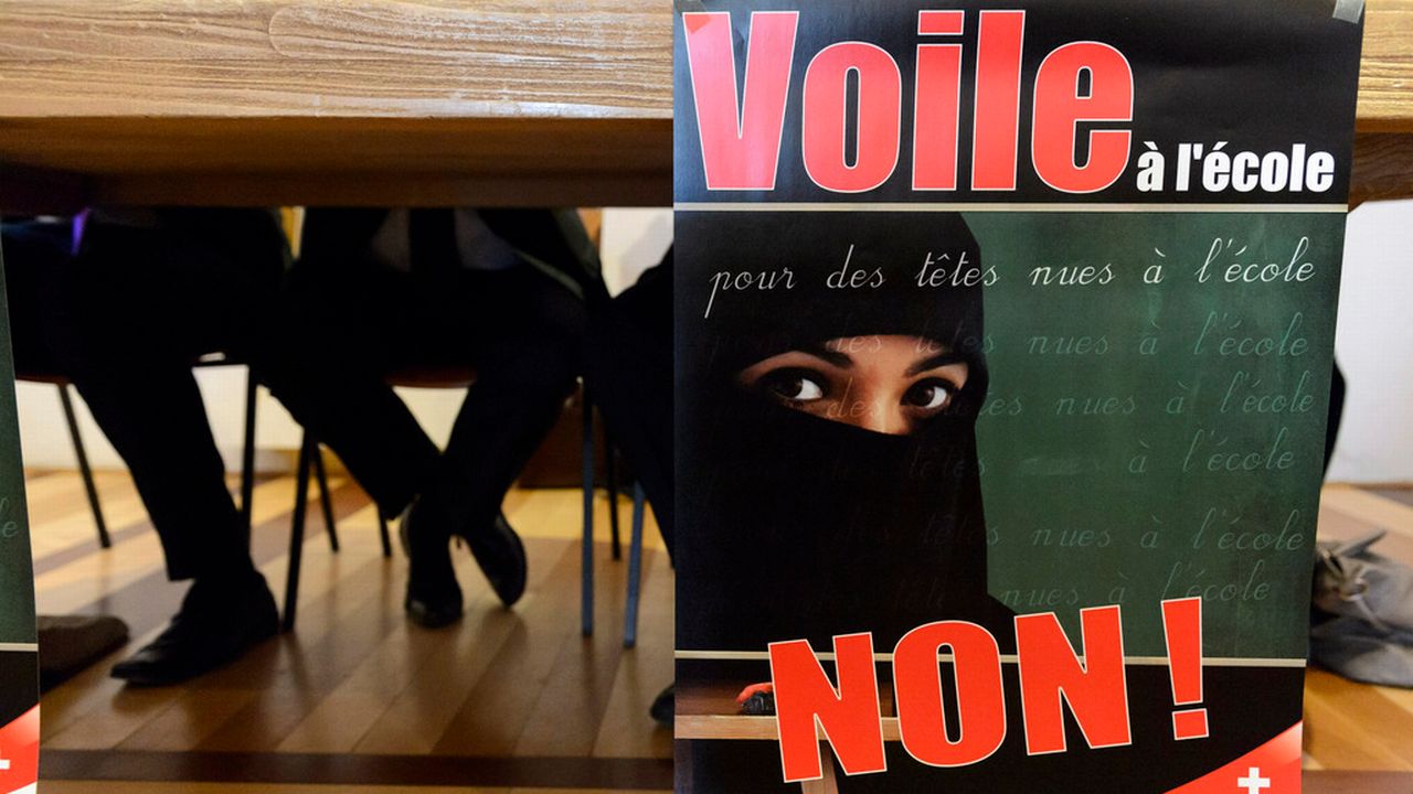 Affiche de l'initiative UDC Valais "pour des têtes nues à l'école". [Laurent Gillieron - Keystone]