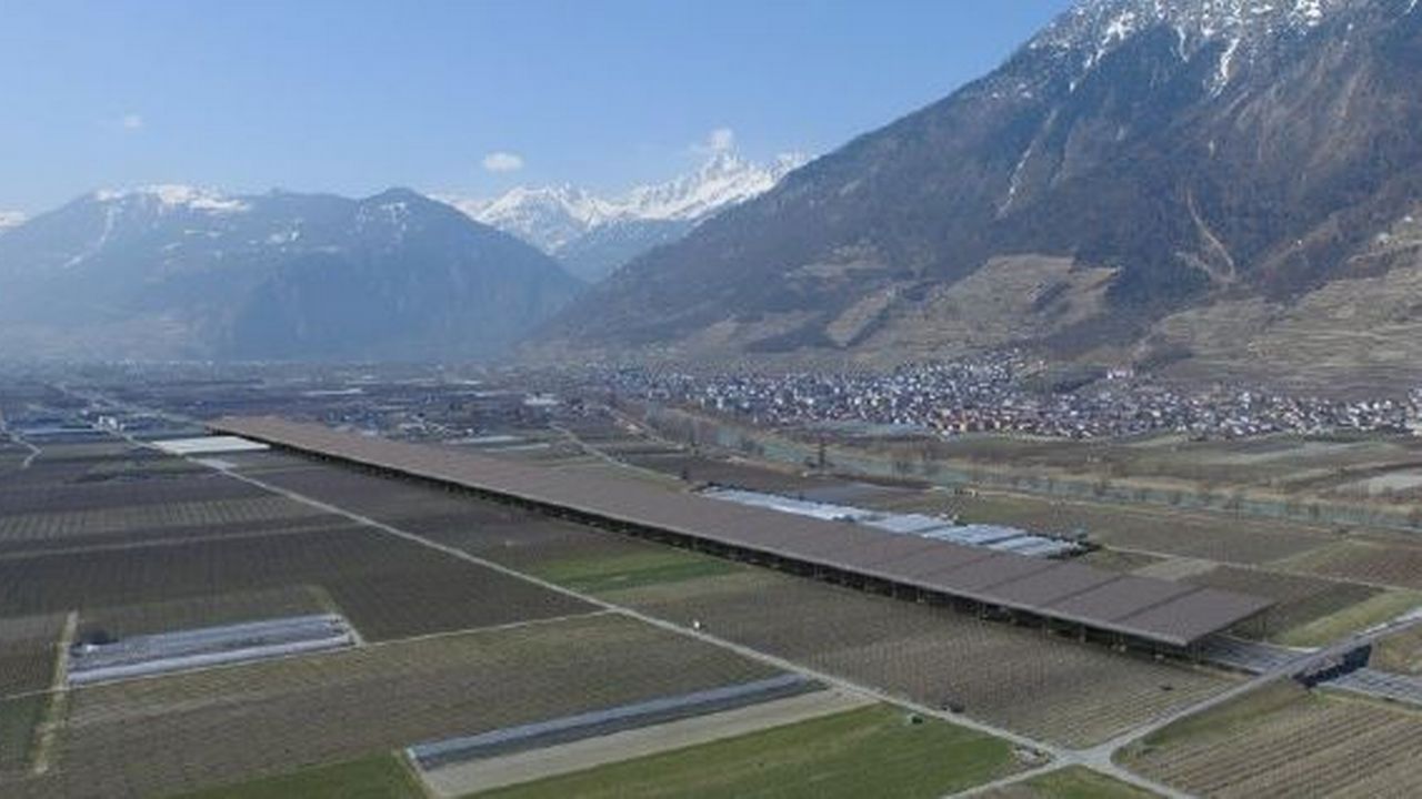 La phase test de la pose de panneaux solaires au-dessus de l'autoroute sera menée à Fully, en Valais. [Swiss Energy Pier]