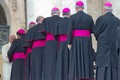 Le pape François saluant des cardinaux au Vatican (image d'illustration). [Andrew Medichini - AP/Keystone]