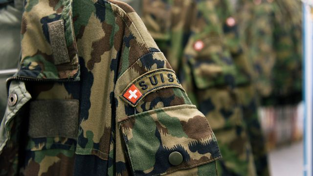 ARCHIV - ZUR HERBSTSESSION DES NATIONALRATS AM Donnerstag, 13. SEPTEMBER 2018, STELLEN WIR IHNEN FOLGENDES BILDMATERIAL ZUR ARMEEBOTSCHAFT 2018 ZUR VERFUEGUNG - Camouflage clothing is hung on coathangers, checked and repaired at the textile center of the Swiss Armed Forces' logistics center in Thun, canton of Berne, Switzerland, on April 21, 2016. (KEYSTONE/Christian Beutler)..

 [Christian Beutler - KEYSTONE]