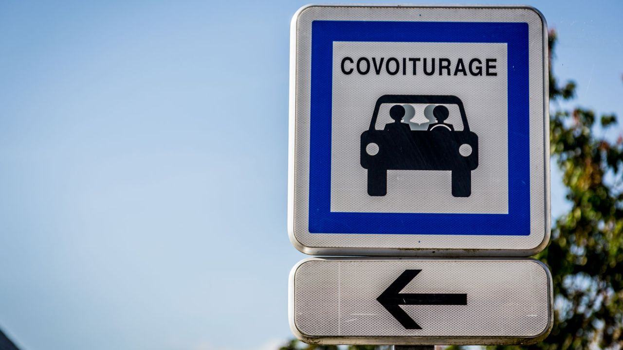 Un panneau indiquant un emplacement réservé au covoiturage en France. [Garo/Phanie/AFP]