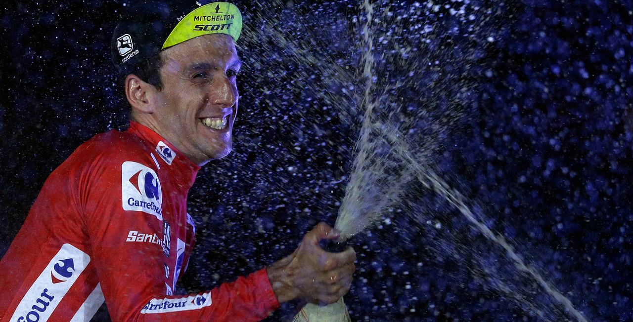 Simon Yates peut sabrer le champagne après son succès final à la Vuelta. [Manu Fernandez - Keystone]