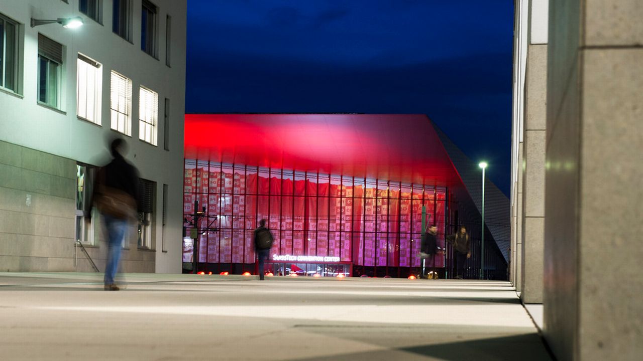 Les contrats passés entre l'EPFL et certains mécènes ont fait l'objet de critiques. [Jean-Christophe Bott - Keystone]