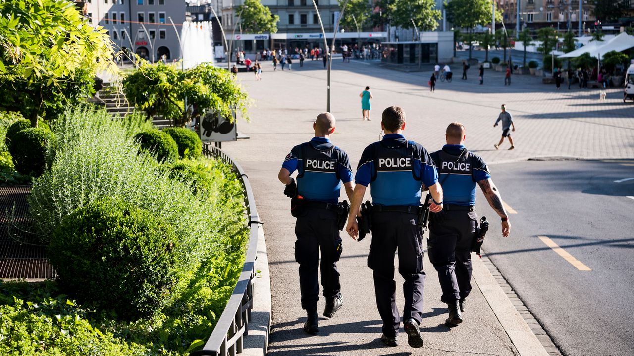 Des policiers municipaux patrouillent à Lausanne début juin pour lutter contre le deal de rue. [Jean-Christophe Bott - Keystone]