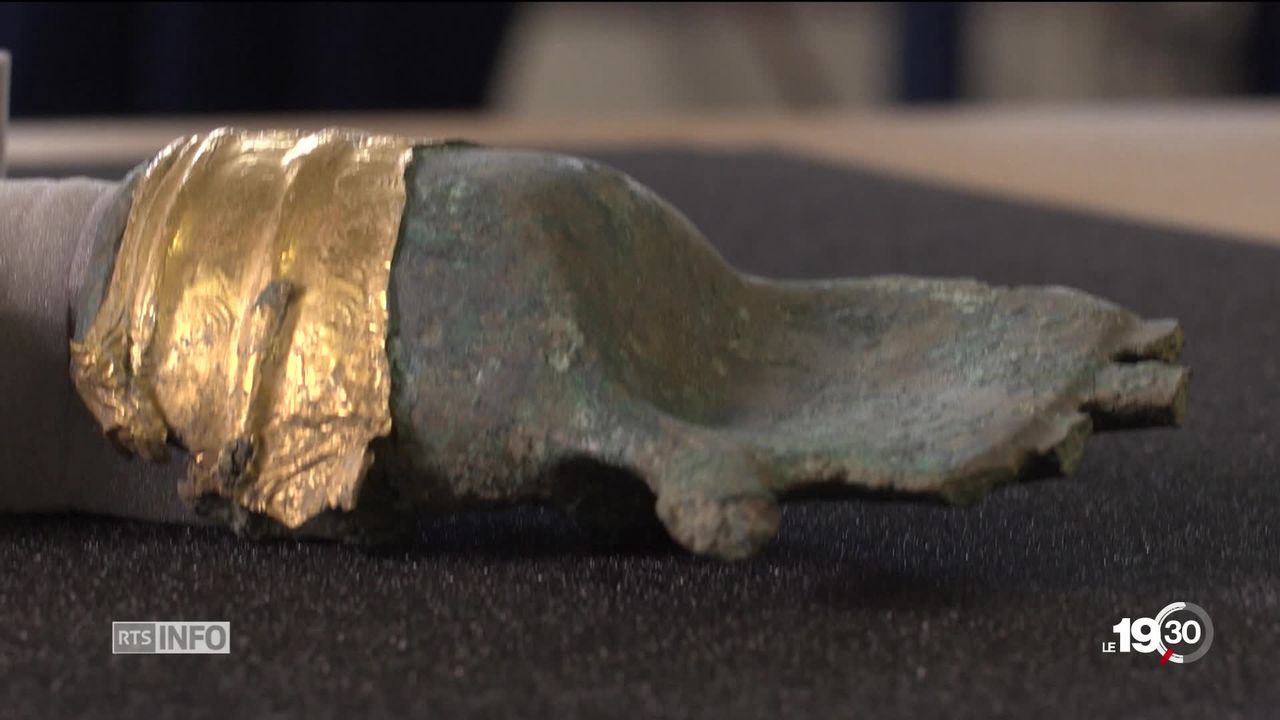 Découverte à Prêles d'une main en bronze et un bracelet en or qui remontent à 3500 ans. [RTS]
