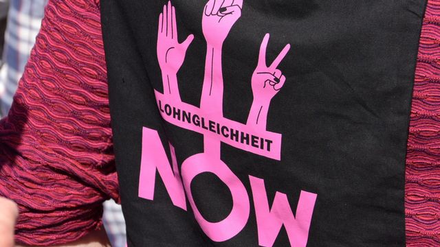 La loi sur l'égalité est débattue au National deux jours après une manifestation à Berne. [Gaël Klein - RTS]
