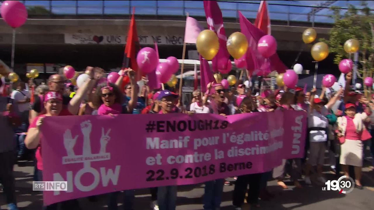 20'000 personnes manifestent à Berne en faveur de l'égalité salariale. [RTS]