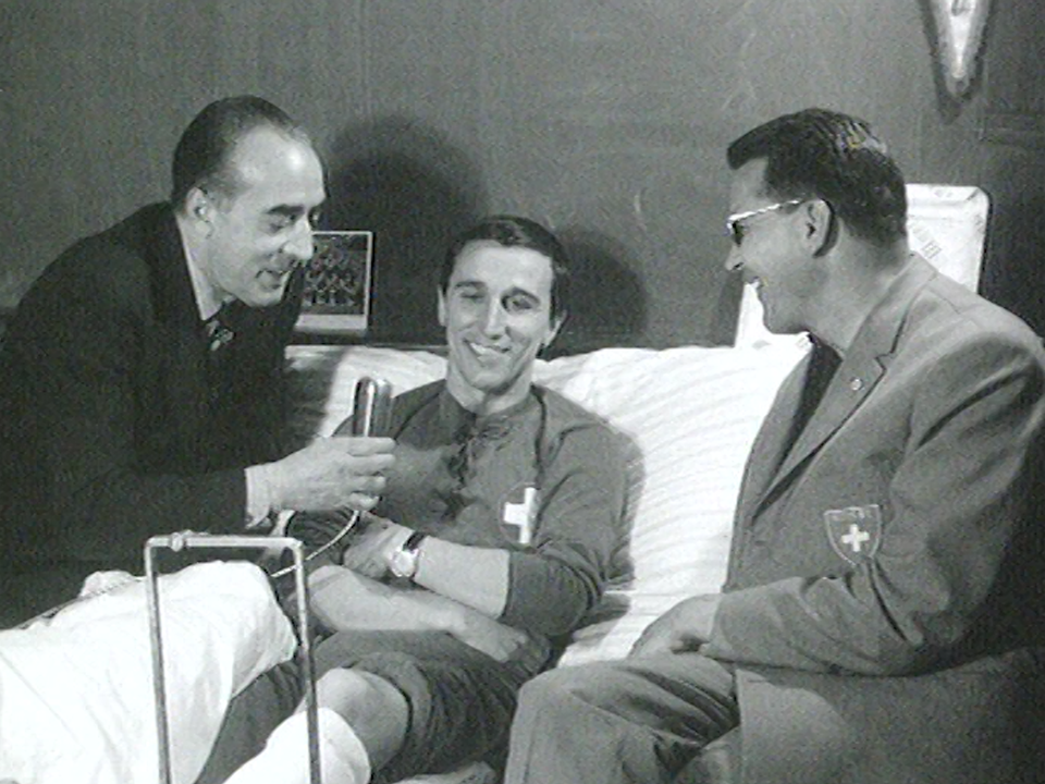 Nobert Eschmann (au centre), footballeur de l'équipe suisse, blessé lors de la Coupe du monde au Chili en 1962. [RTS]
