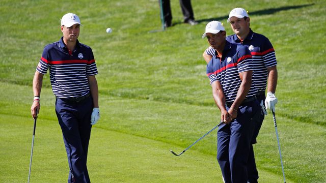 Tiger Woods (à gauche) revient fort après sa victoire au Tour Championship ce week-end. [François Mori - AP]