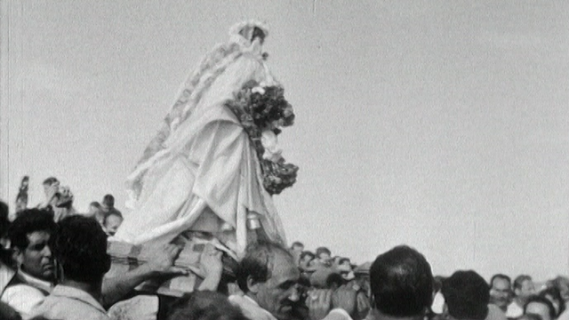 Gitans en pélerinage aux Saintes-Maries-de-la-Mer en 1961. [RTS]