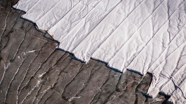 Des couvertures de protection pour la glace déposées sur le glacier du Rhône. [Valentin Flauraud - Keystone]