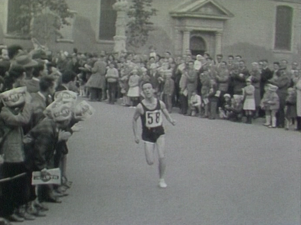 Concurrent à l'arrivée de la course Morat-Fribourg, années 60. [RTS]