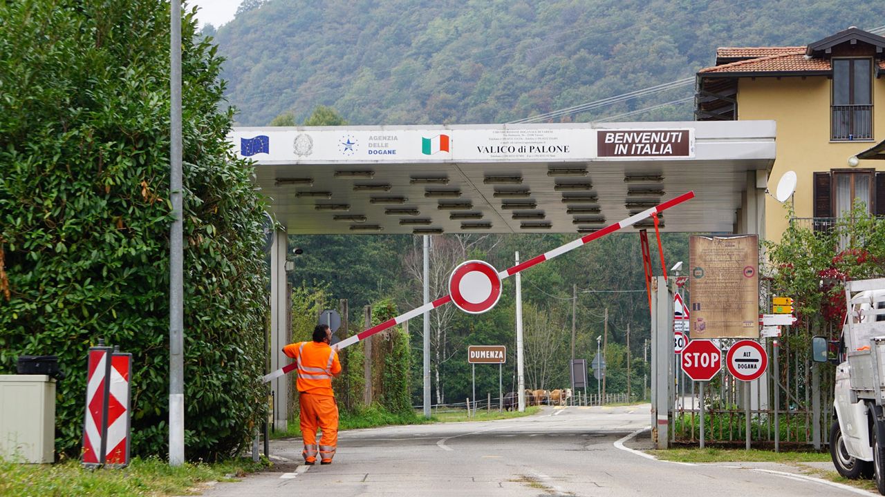 Des barrières sont installées actuellement à plusieurs postes-frontières secondaires au Tessin. [Canton du Tessin]