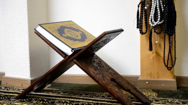 Des chapelets musulmans et un Coran (photo prétexte). [Laurent Gillieron - KEYSTONE]