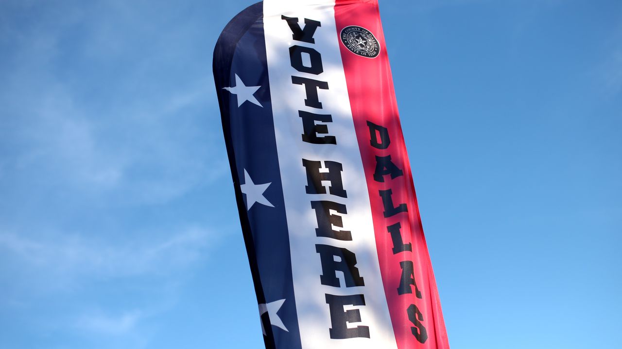 Un drapeau devant un bureau de vote pour les élections législatives de mi-mandat à Dallas, au Texas. [Mike Segar - Reuters]