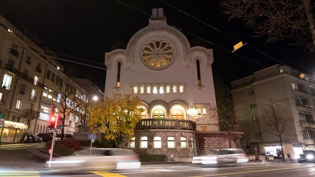 La synagogue de Lausanne illuminée pour commémorer la Nuit de cristal de 1938. [Adrien Perritaz - Keystone]
