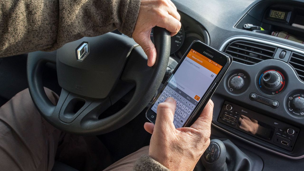 Le prévenu manipulait son smartphone tout en conduisant (image d'illustration). [Philippe Clément - Belga/AFP]