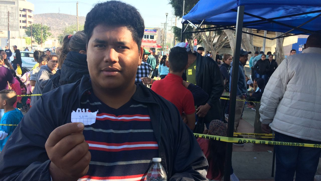 Les demandeurs d'asile à Tijuana, au Mexique, obtiennent un ticket numéroté qui leur indique leur ordre de passage. [Emmanuelle Steels - RTS]