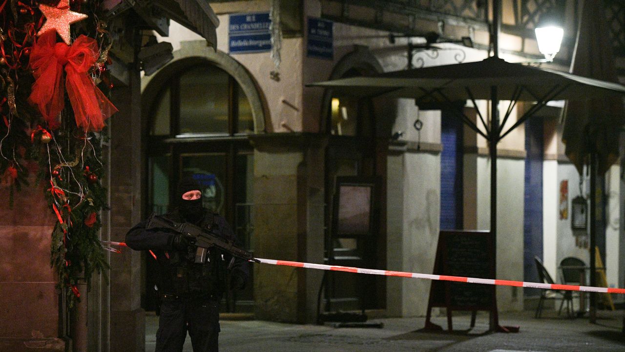 La ville de Strasbourg sous haute sécurité, alors que l'auteur présumé de la fusillade près du marché de Noël court toujours. [Sébastien Bozon - AFP]