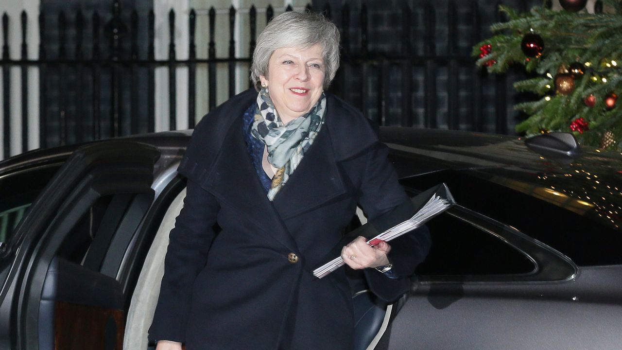 Theresa May à son arrivée au 10 Downing Street après avoir remporté le vote défiance à son encontre. [AP Photo/Tim Ireland - Keystone]