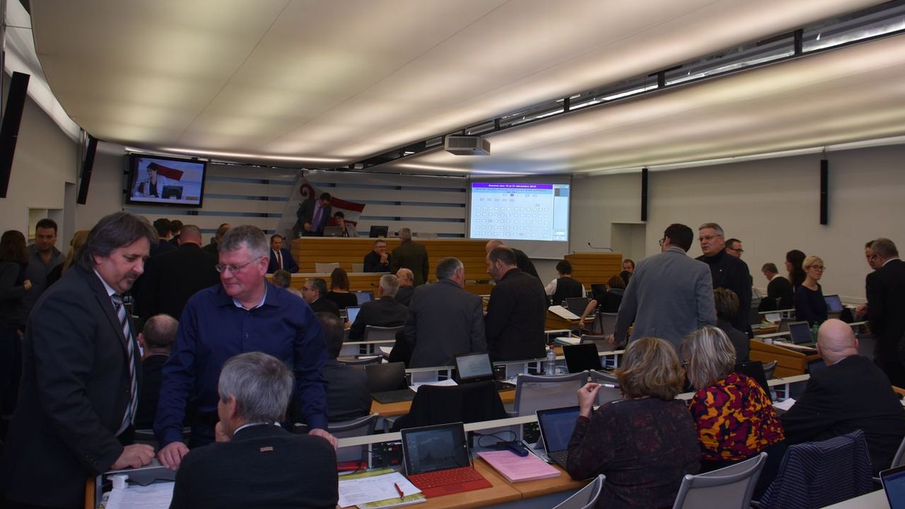 Le débat sur le vote électronique a suscité une suspension de séance du Parlement jurassien. [Gaël Klein - RTS]