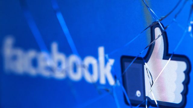 Facebook plombé notamment par l'annonce de suites judiciaires dans l'affaire Cambridge Analytica. [Joel Saget - AFP]