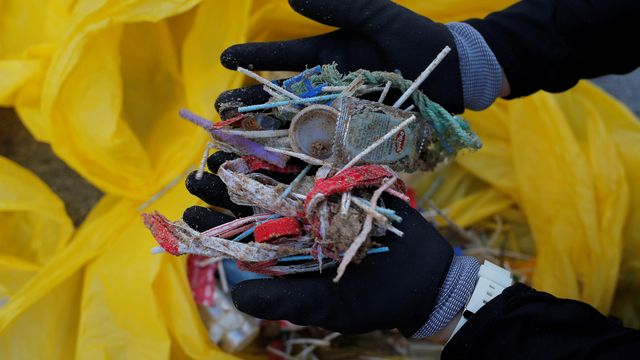 Des déchets platiques retrouvés sur une plage en Espagne. [Jon Nazca - Reuters]