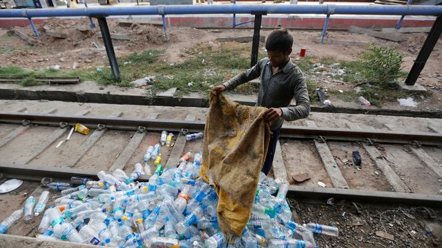 L'Etat indien de Maharashtra a interdit le plastique à usage unique. [Ajit Solanki - AP Photo/Keystone]