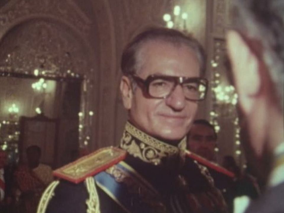Une année avant son départ en exil, le Shah reçoit la TSR. [RTS]