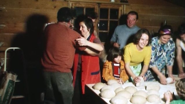 La fabrication du pain aux Arlaches, un moment de fête. [RTS]