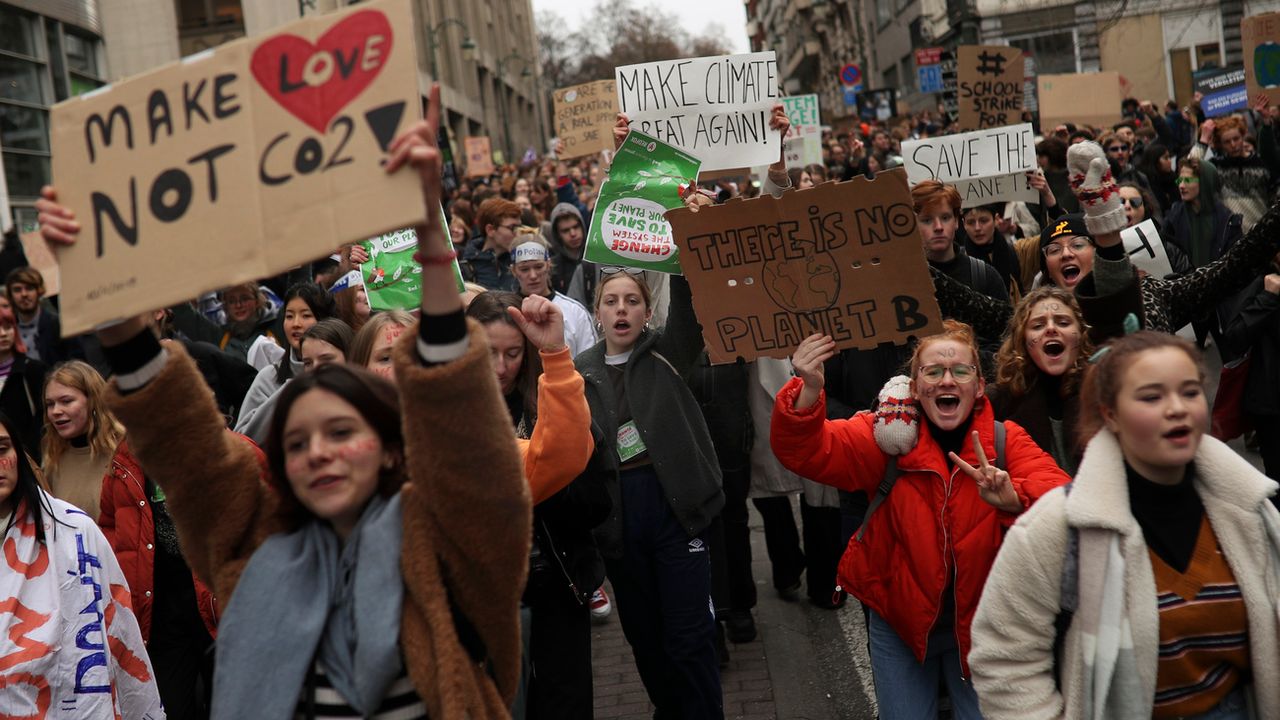 Des jeunes protestent pour le climat à Bruxelles. [Francisco Seco - AP/Keystone]