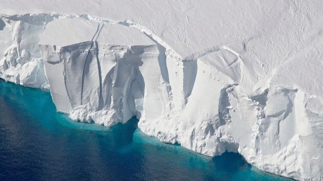 Cette photo de 2016 montre la plate-forme de Getz, la plus grande plate-forme de glace antarctique. [Jeremy Harbeck - Keystone/ap/NASA]