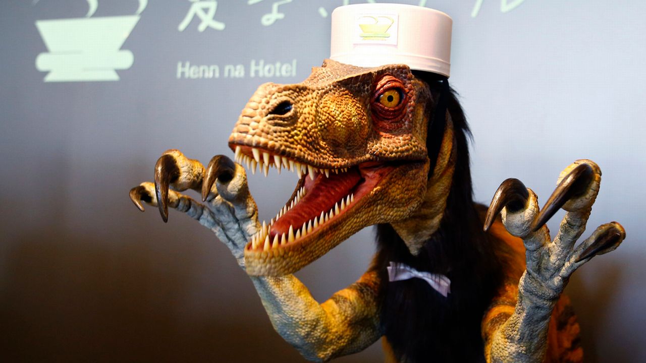 Le robot dinosaure accueille les clients d'un hôtel de Sasebo, au sud-ouest du Japon. [Shizuo Kambayashi - AP/Keystone]