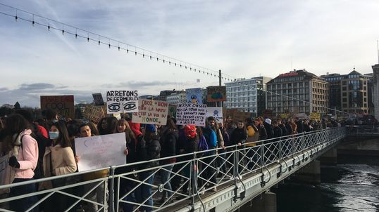 Des manifestants sur le pont de la Machine à Genève. [Adrien Krause - RTS]
