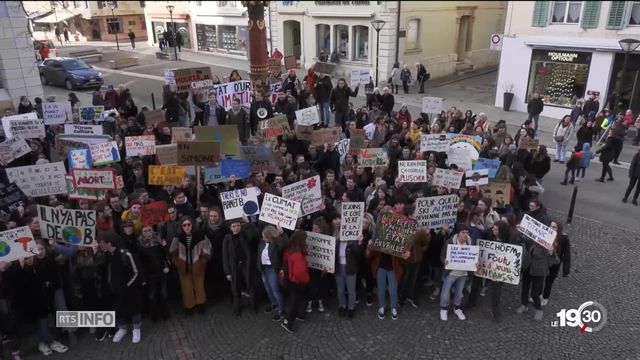 Grève pour le climat: 15'000 jeunes ont manifesté dans les villes de Suisse romande [RTS]