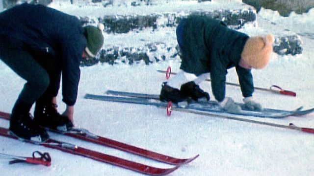 Les enfants traversent la vallée à ski pour se rendre à l'école. [RTS]