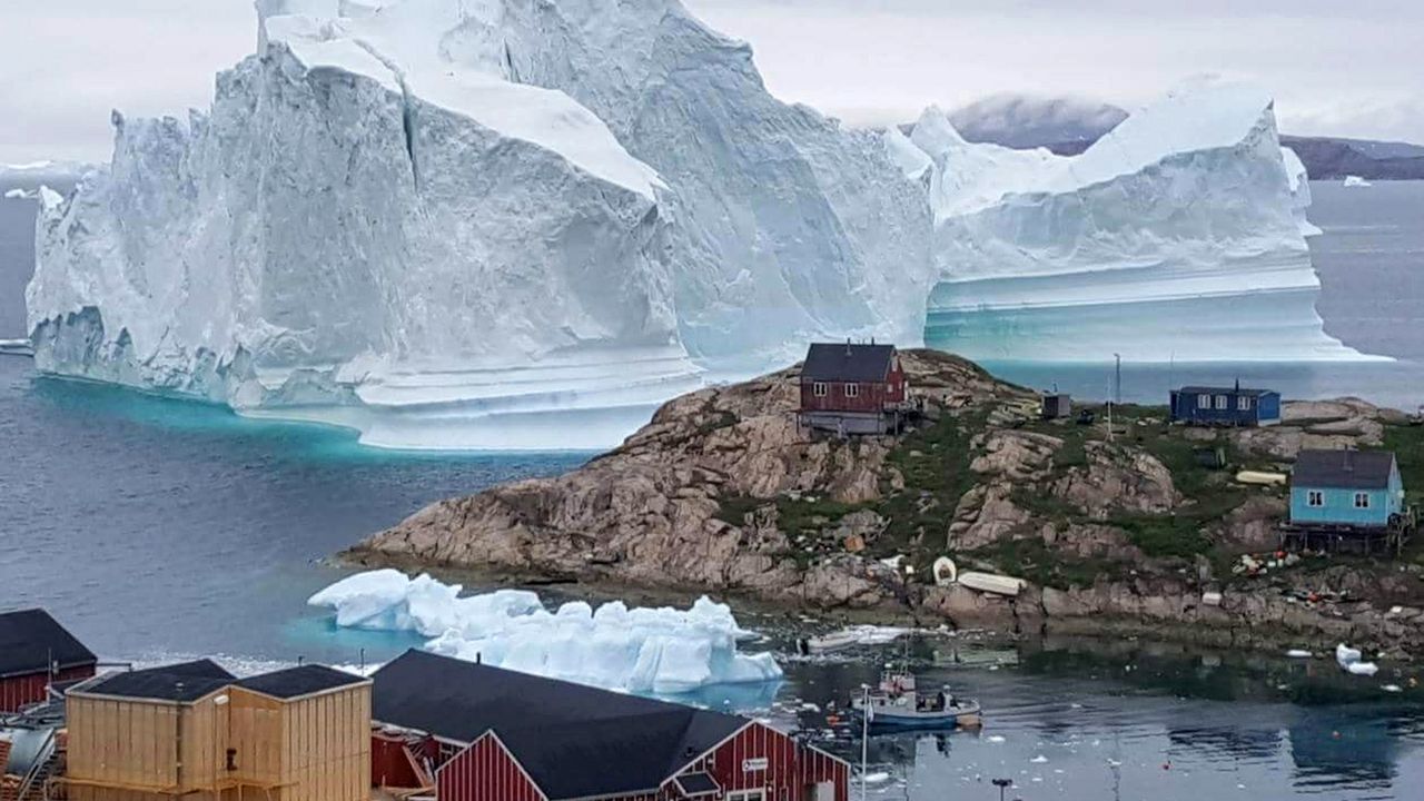 Un iceberg s'est détaché près d'un village au nord ouest du Groenland. [Magnus Kristensen - EPA/Keystone]