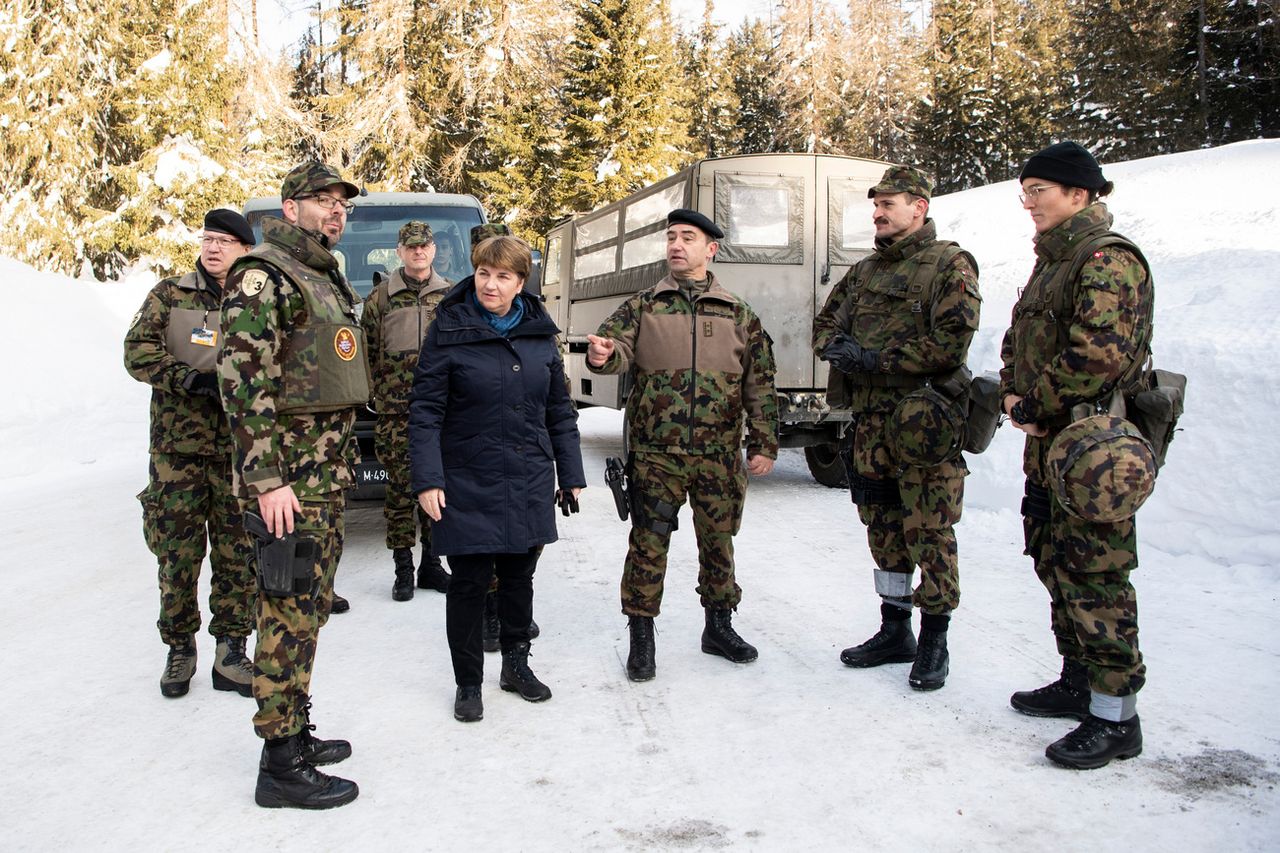 Viola Amherd visite ses troupes en marge du WEF à Davos. [Ennio Leanza - Keystone]