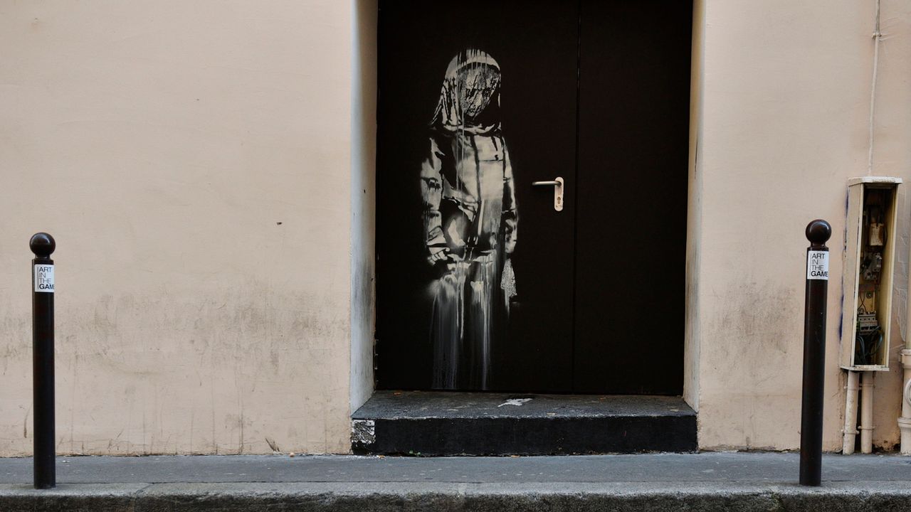 Oeuvre au pochoir attribuée à Banksy sur une porte arrière du Bataclan, "hommage aux victimes du 13/11", volée dans la nuit du 26 au 27 janvier.  [EPA/JULIEN DE ROSA - Keystone]