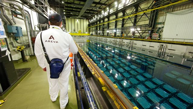 Un bassin de stockage dans l'usine nucléaire Areva à La Hague, dans le nord-ouest de la France. [Benoit Tessier - Keystone]