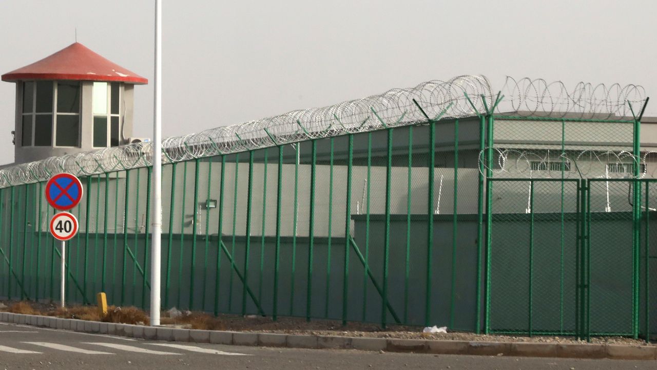 Selon plusieurs ONG, un million de personnes seraient détenues dans des camps, en Chine. [Ng Han Guan - AP Photo/Keystone]