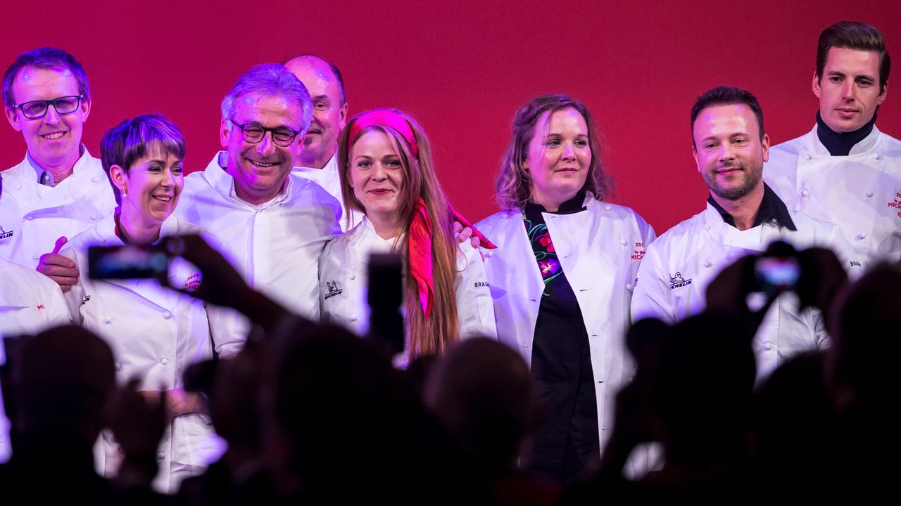 Quelques uns des heureux élus du Michelin 2019 lors de la cérémonie à Lucerne. [Alexandra Wey - Keystone]
