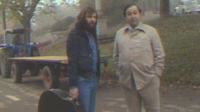 Maxime Le Forestier en visite dans le vilage de Soral en 1975. [RTS]