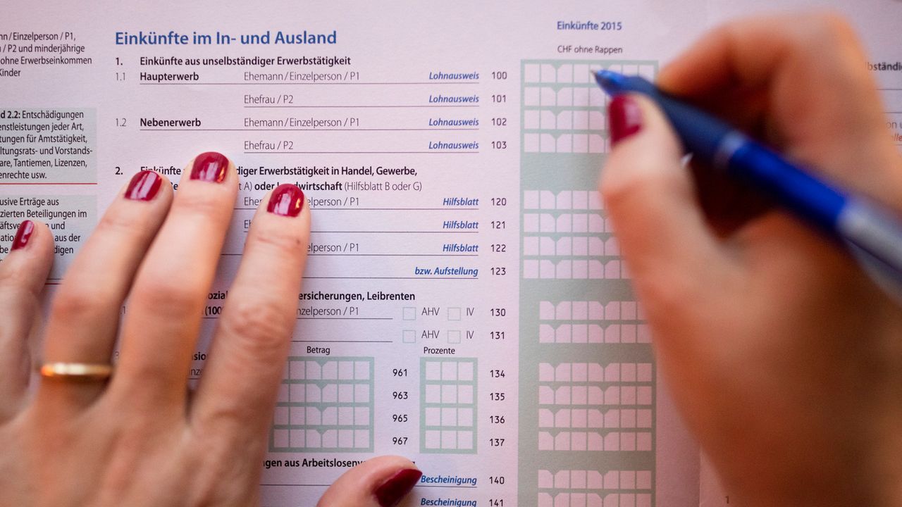 Une personne remplit sa déclaration d'impôts dans le canton de Zurich. (image d'illustration) [Gaetan Bally - Keystone]