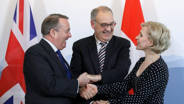 De gauche à droite le Britannique Liam Fox, Guy Parmelin et la ministre des Affaires étrangères du Liechtenstein Aurelia Frick, après la signature de l'accord, ce 11 février 2019 à Berne. [PETER KLAUNZER - KEYSTONE]